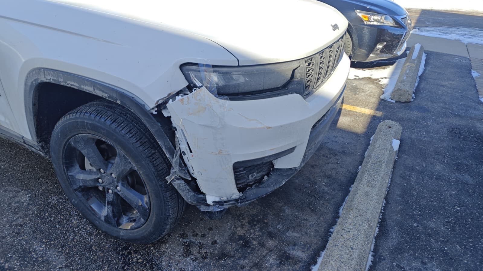 Jeep Grand Cherokee with damaged front bumper before repair